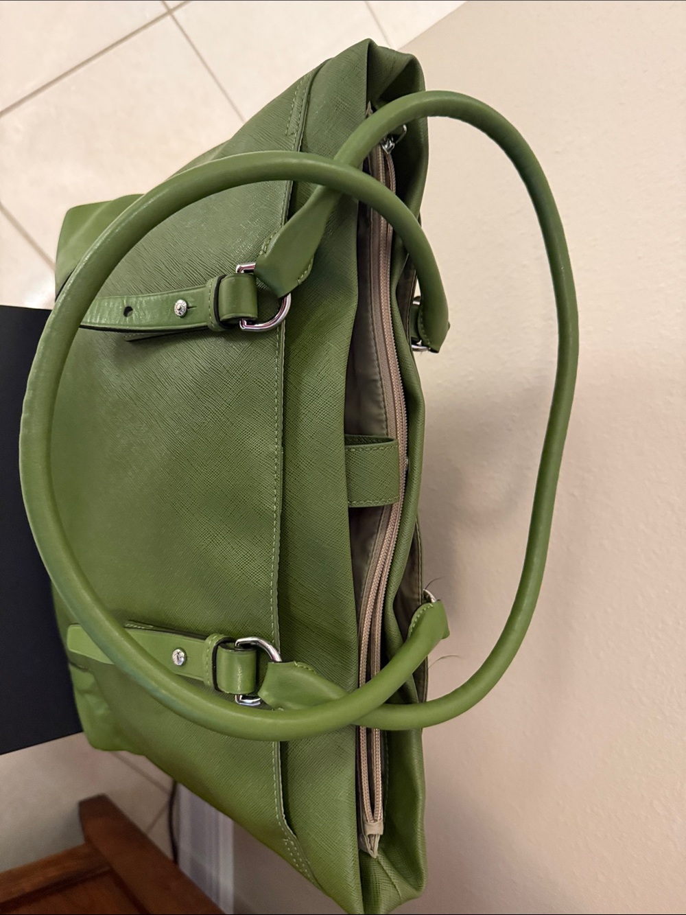 Tumi Green Tote with Tortoiseshell Tag, lots of pockets and laptop holder - Picture 12 of 13